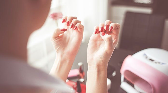 Lakier hybrydowy a żelowy uv – jakie są różnice? Lakier hybrydowy a żelowy uv - jakie są różnice?