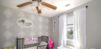 Pokój niemowlęcy z szarą tapeta w delikatny wzór