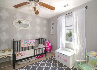 Pokój niemowlęcy z szarą tapeta w delikatny wzór