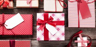 Ozdobnie zapakowane prezenty dla pracowników