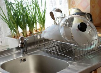 zlewozmywak w kuchni