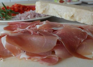 Na czym kroić wędlinę w sklepie spożywczym