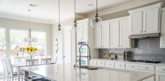 Dlaczego warto sięgać po okapniki balkonowe i tarasowe