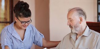 Jak powinna wyglądać opieka nad osobami starszymi