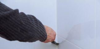 Jak usunąć silikon z płytek