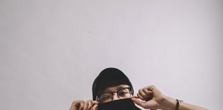 Jak nosić czarny T-shirt męski