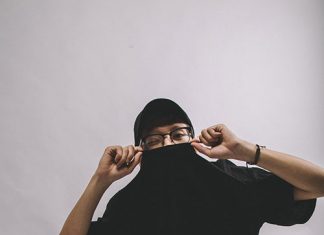 Jak nosić czarny T-shirt męski