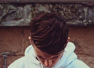 Bluza męska zakładana przez głowę czy rozpinana