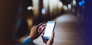 chronić smartfon za pomocą szkła hartowanego i etui