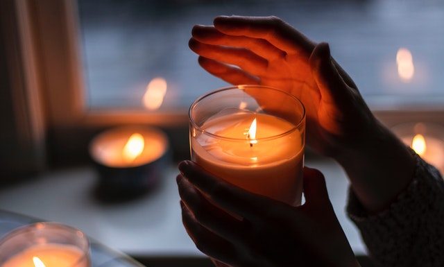 Zapachowe świece w szkle – jak stworzyć niepowtarzalną atmosferę? Świece zapachowe w szkle