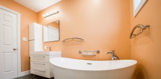 Wybieramy stylowy słupek łazienkowy z koszem!