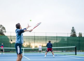 Technika gry w tenisa - jak poprawić swoje uderzenia i umiejętności na korcie?