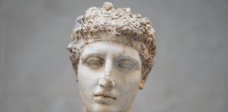 Rzeźba jako forma sztuki użytkowej - od mebli po biżuterię