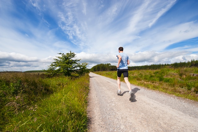 Jak uniknąć kontuzji podczas biegania i jak radzić sobie z bólem mięśni
