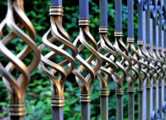 Na czym polega kucie tłoków?