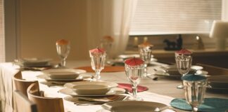 Po której stronie kładzie się serwetki?