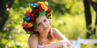 Jak zrobić stroik ze sztucznych kwiatów na stół?