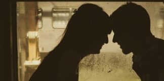 Co daje połączenie szeregowe kondensatorów?