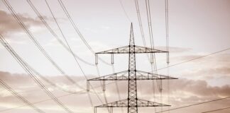 Jak zwiększyć napięcie kondensatora?