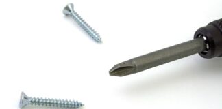 Jak odkręcić korek od wody?