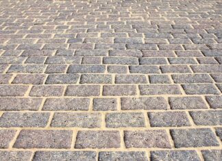 Dlaczego cieknie z klik klaka pod umywalką?