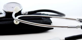 Jak sprawdzić ciśnienie w oponach kompresor?