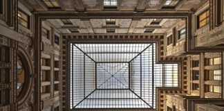 Do kogo należy dach w bloku?