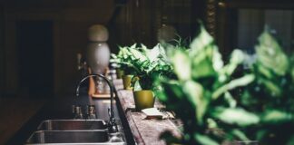 Czym zakleić dziurę w kranie?