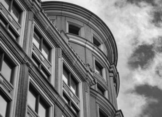 Co oznacza podniesienie lewej ręki? Co oznacza podniesienie lewej ręki?