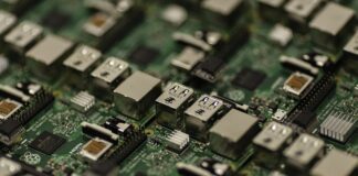 Jak rozładować kondensatory w zasilaczu?