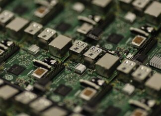 Jak rozładować kondensatory w zasilaczu?