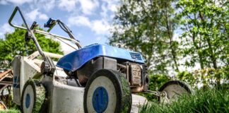 Czy można przechylać kosiarkę spalinową?