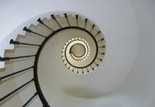 Jak redukować biegi przed zakrętem?