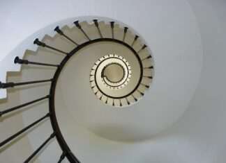 Jak redukować biegi przed zakrętem?