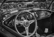 Dlaczego kierownica lekko chodzi?