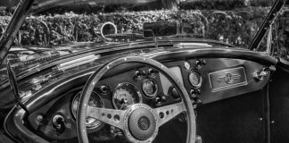 Dlaczego kierownica lekko chodzi?