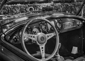 Dlaczego kierownica lekko chodzi?