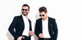 mężczyźni w garniturach