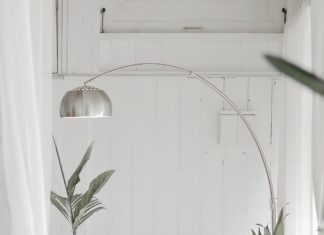 Jak zaaranżować wnętrze za pomocą lampy podłogowej na wysięgniku